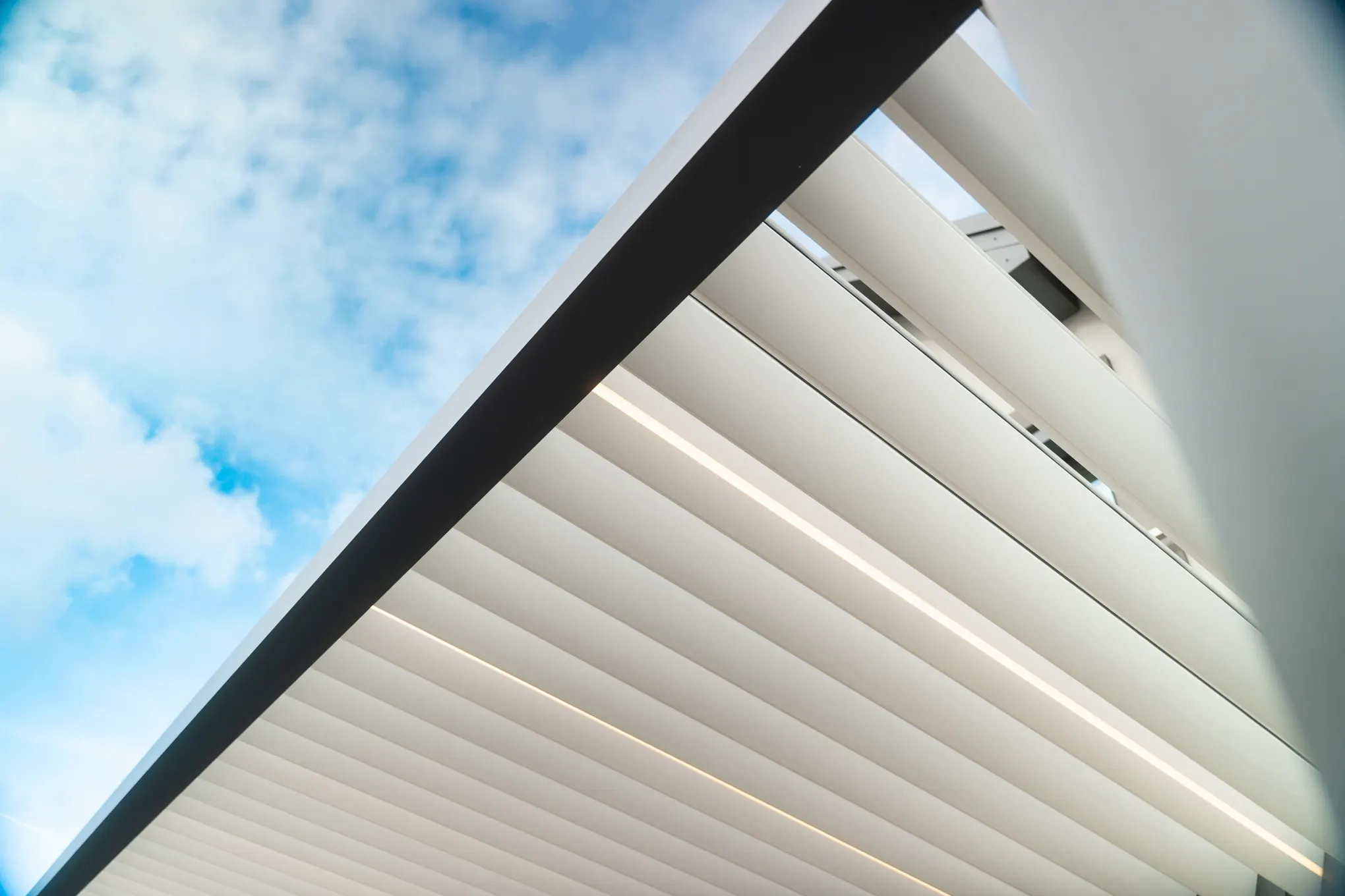 Aura, pergola bioklimatyczna z regulowanymi lamelami, zdjęcie 7