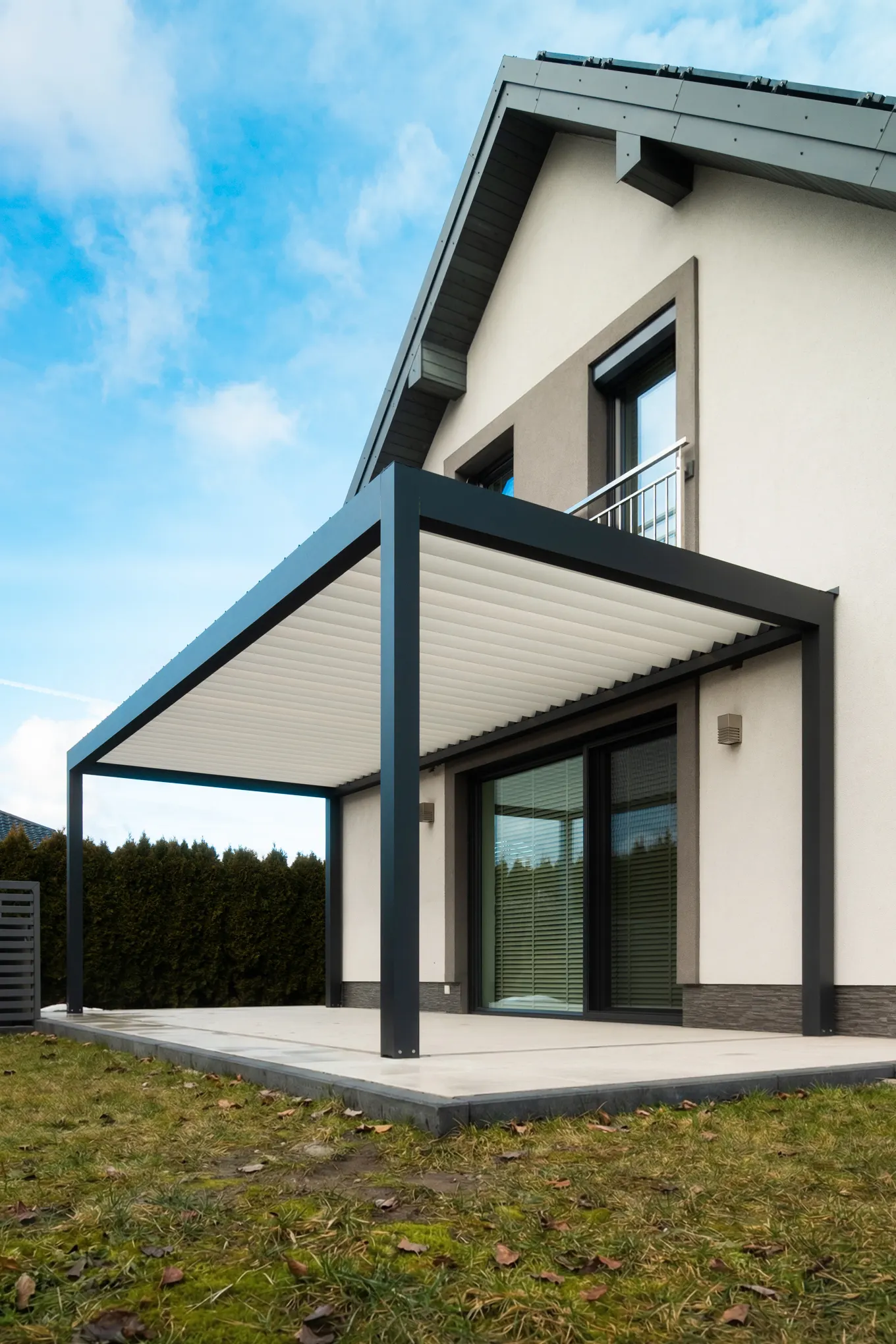 Aura: pergola bioklimatyczna z regulowanymi lamelami