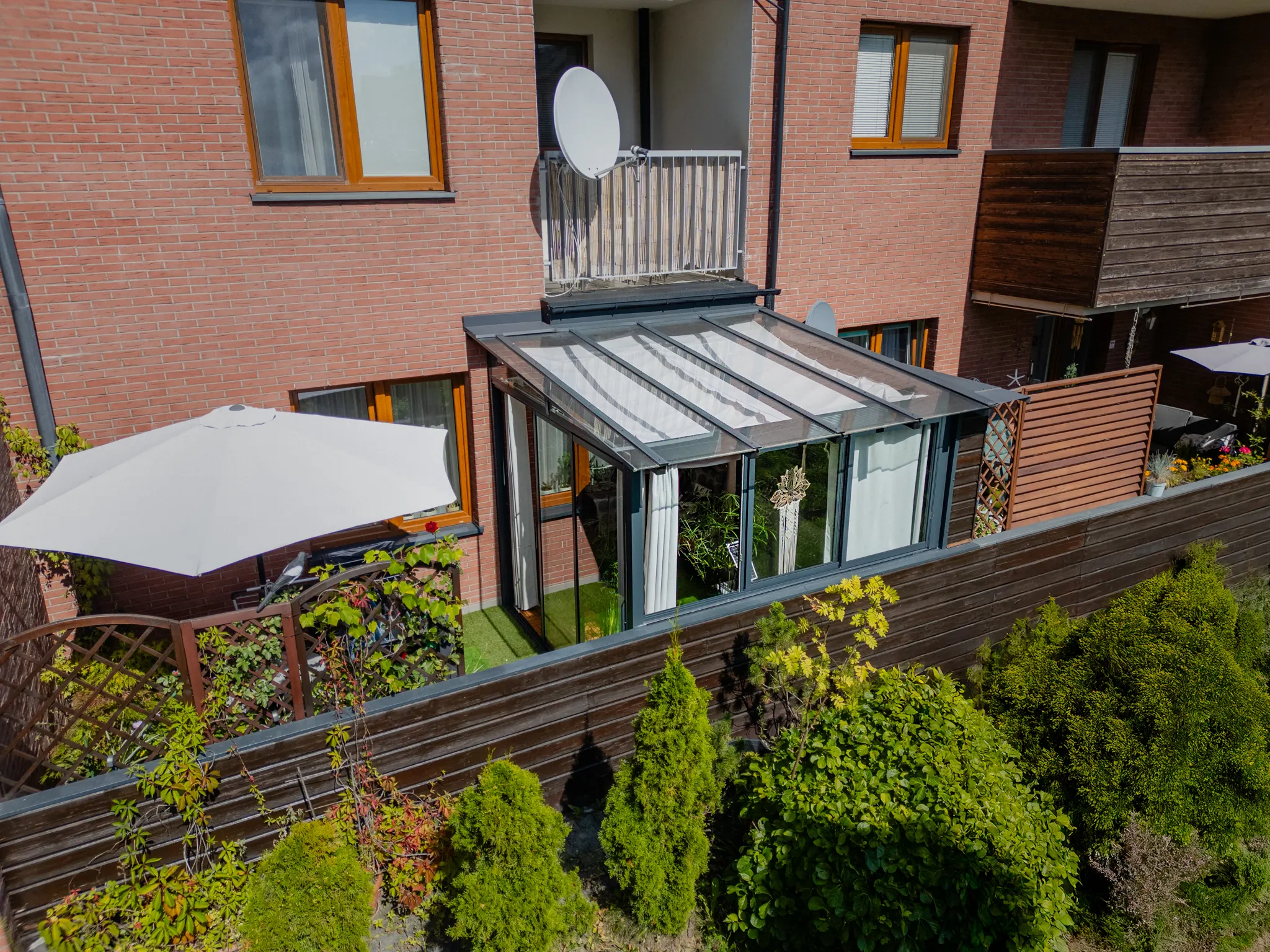 Balkonova: ogród zimowy z roletą w apartamentowcu