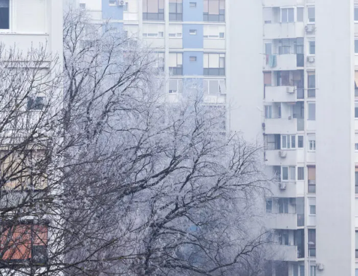 Czy zabudowa balkonu obniży Twoje rachunki za prąd i zatrzyma smog