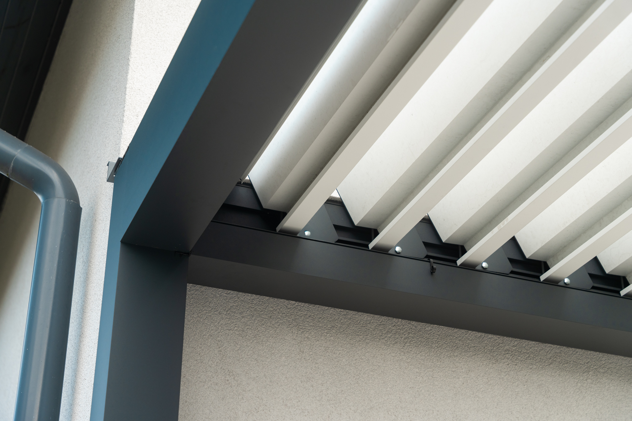 Aura — pergola bioklimatyczna z regulowanymi lamelami — zdjęcie 3