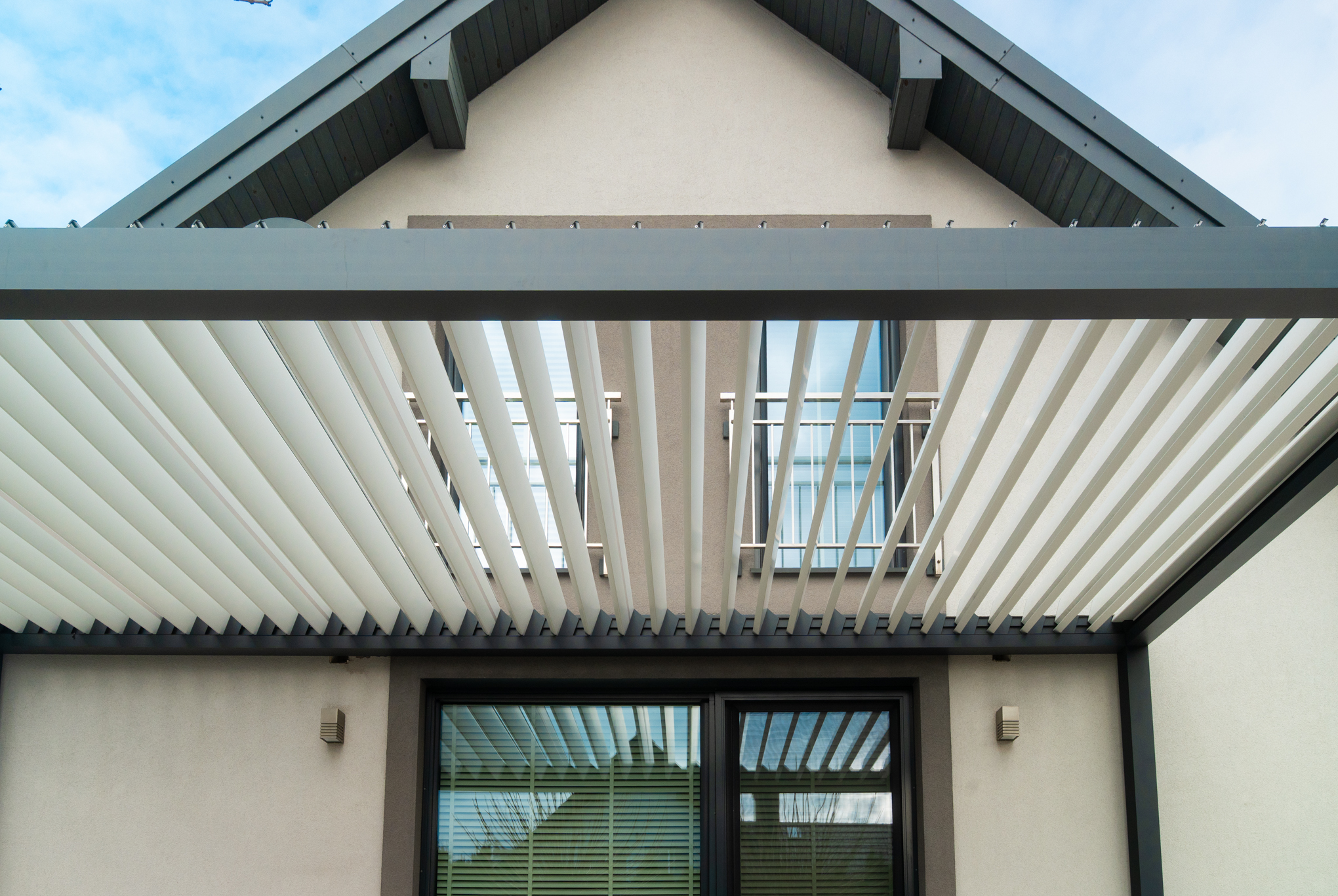 Aura — pergola bioklimatyczna z regulowanymi lamelami — zdjęcie 4