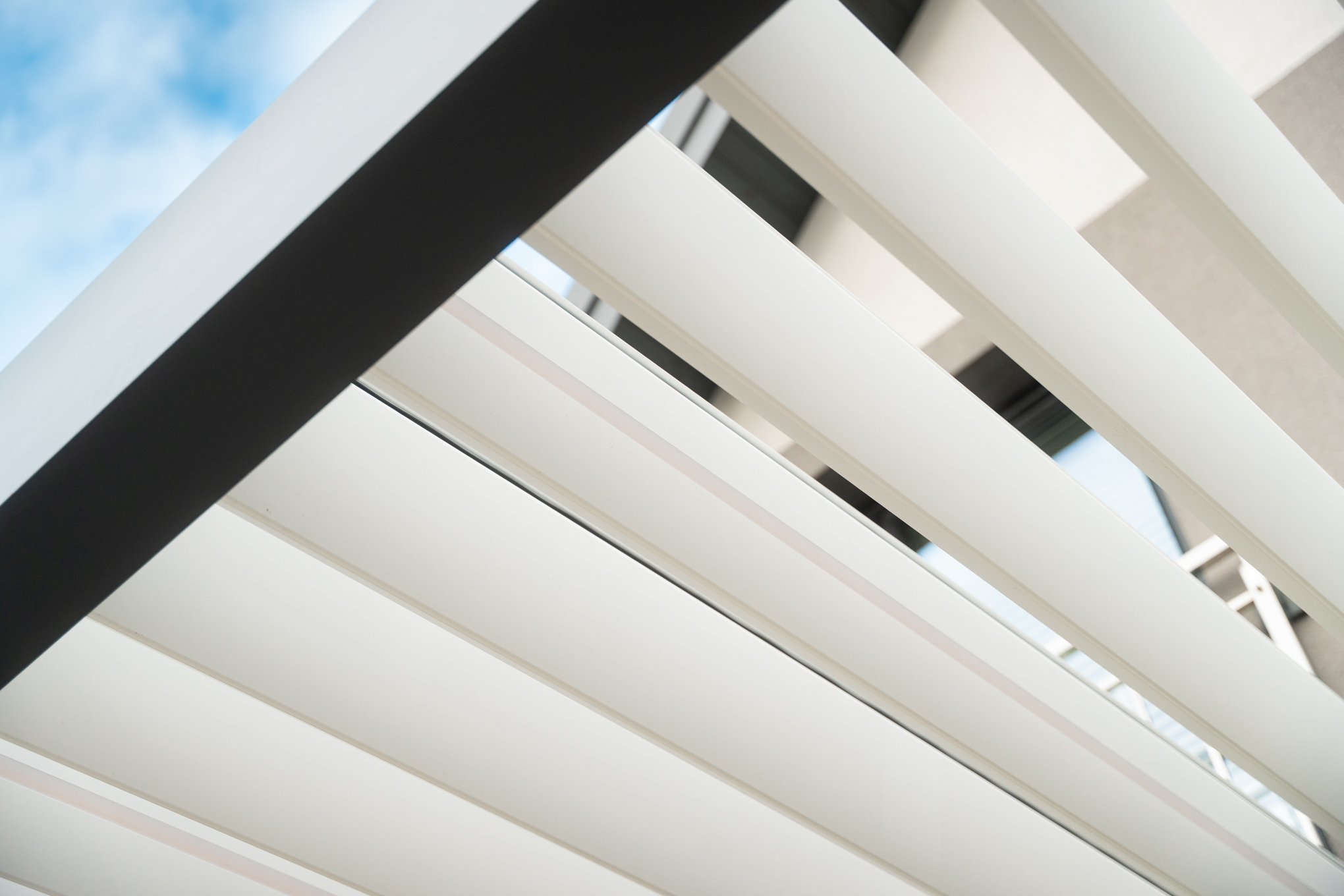 Aura — pergola bioklimatyczna z regulowanymi lamelami — zdjęcie 5