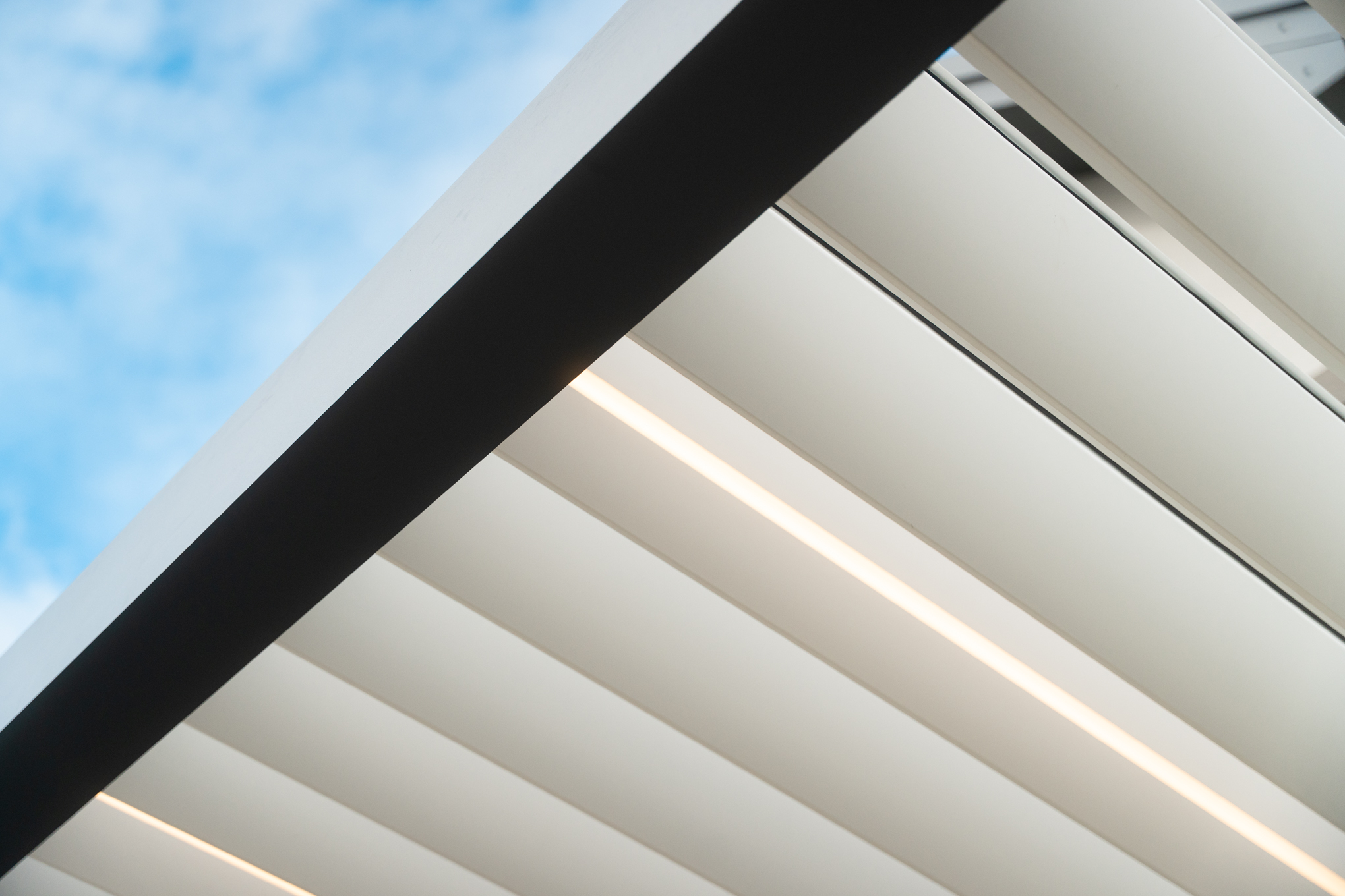 Aura — pergola bioklimatyczna z regulowanymi lamelami — zdjęcie 6