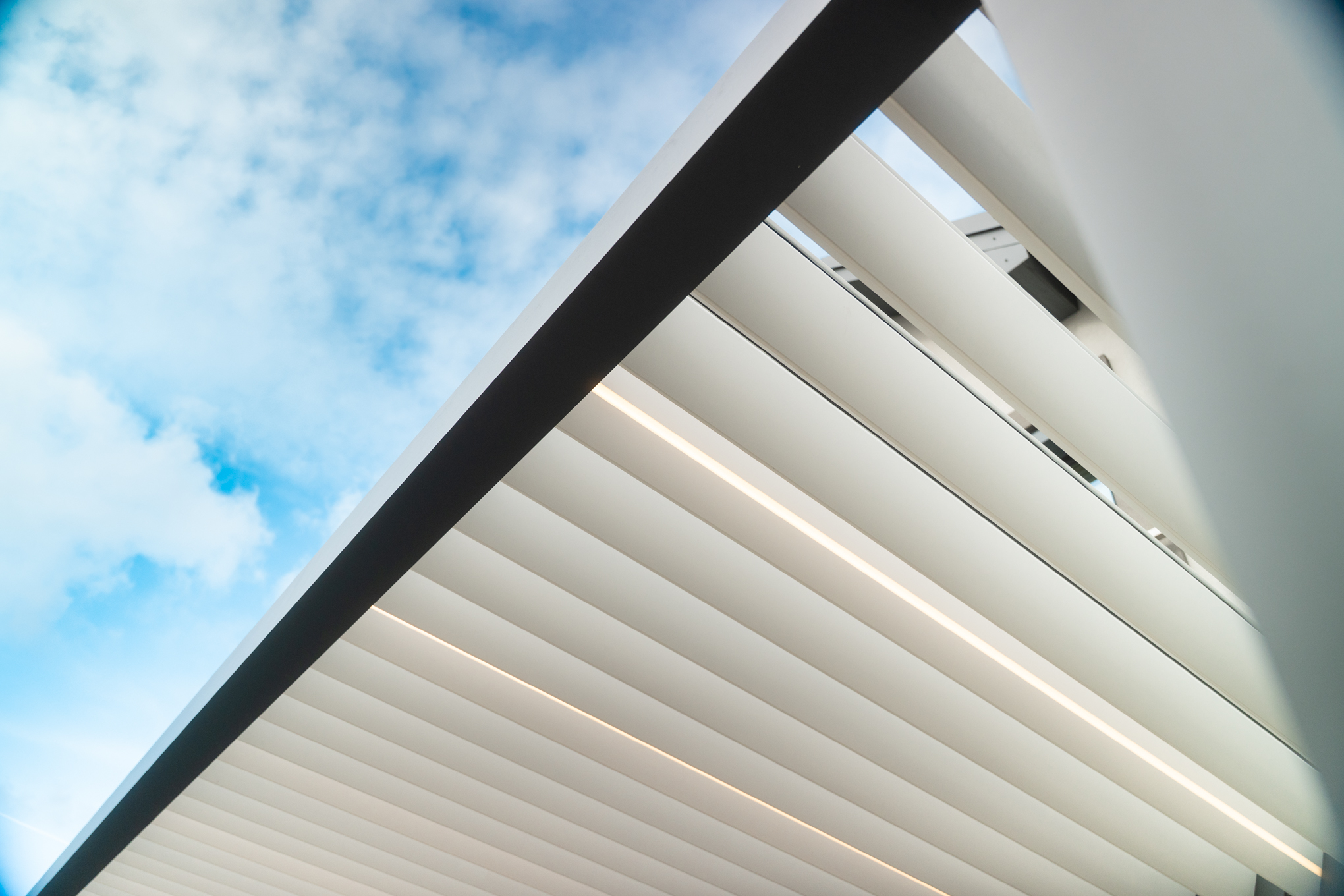 Aura — pergola bioklimatyczna z regulowanymi lamelami — zdjęcie 7