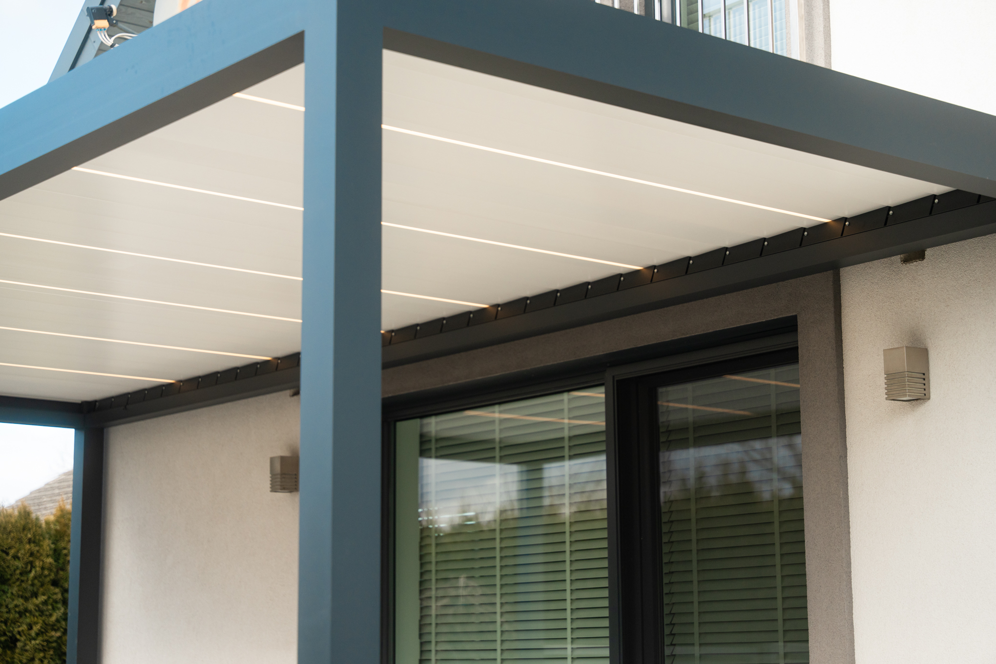 Aura — pergola bioklimatyczna z regulowanymi lamelami — zdjęcie 8