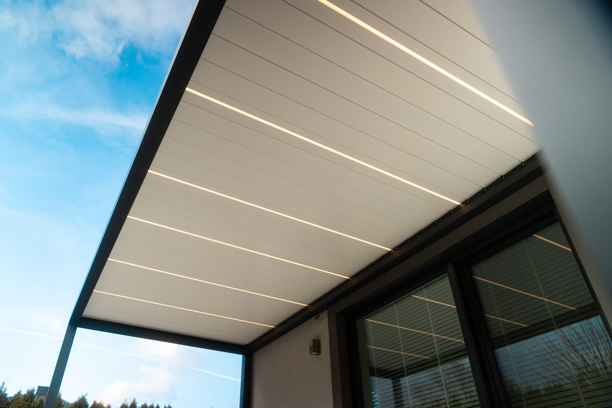 Aura — pergola bioklimatyczna z regulowanymi lamelami — zdjęcie 9