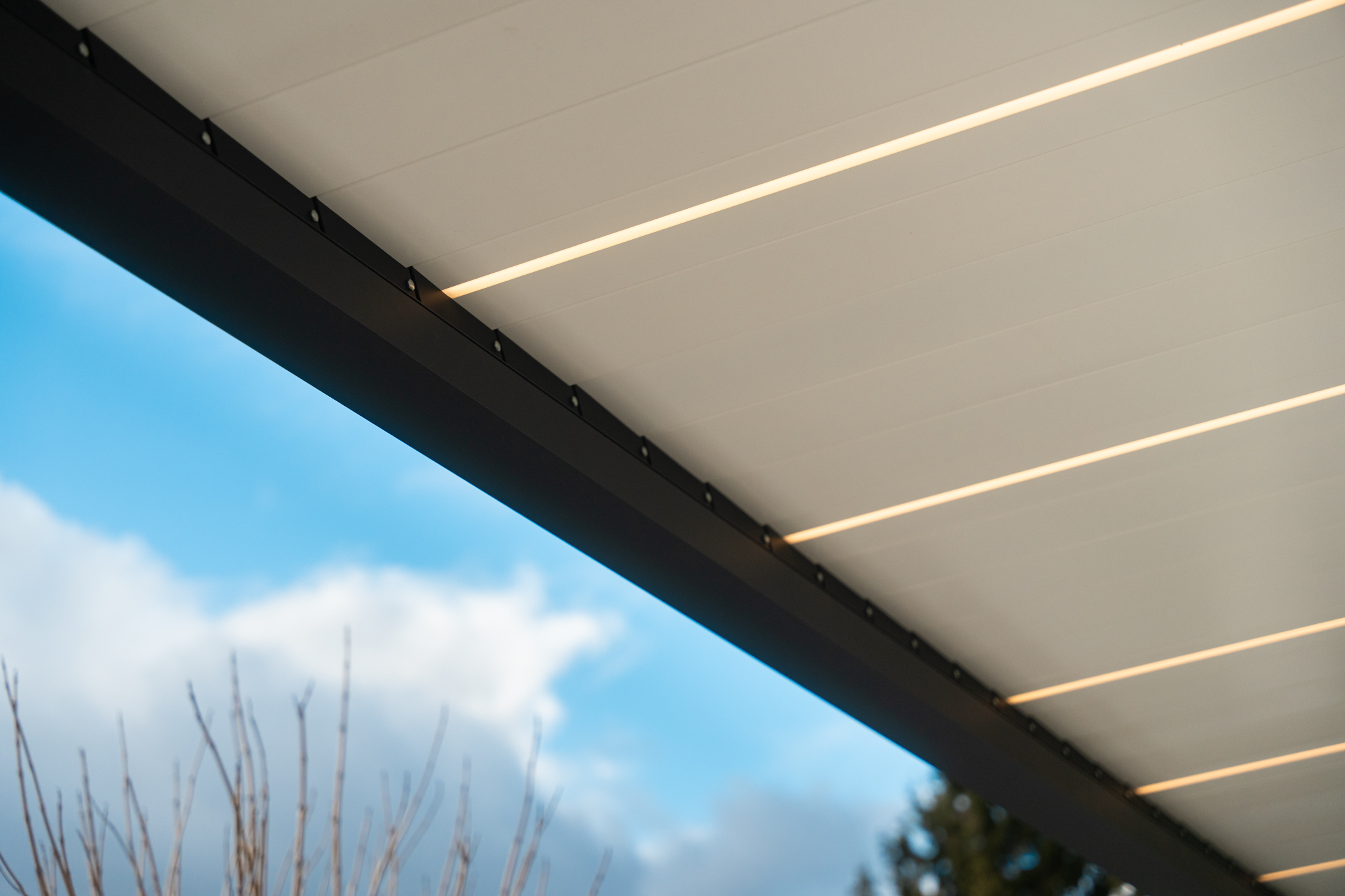 Aura — pergola bioklimatyczna z regulowanymi lamelami — zdjęcie 10