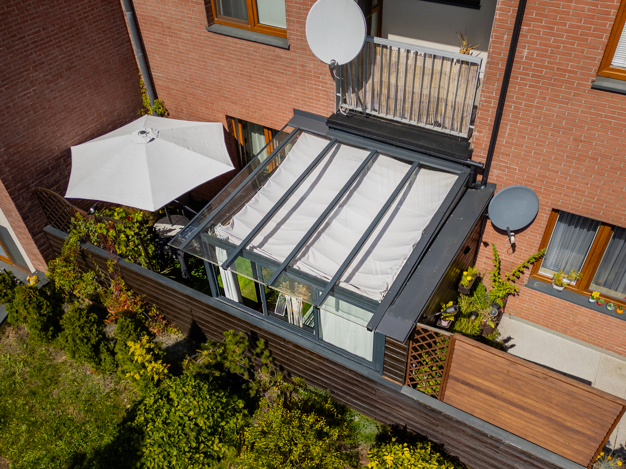 Balkonova — ogród zimowy z roletą w apartamentowcu
